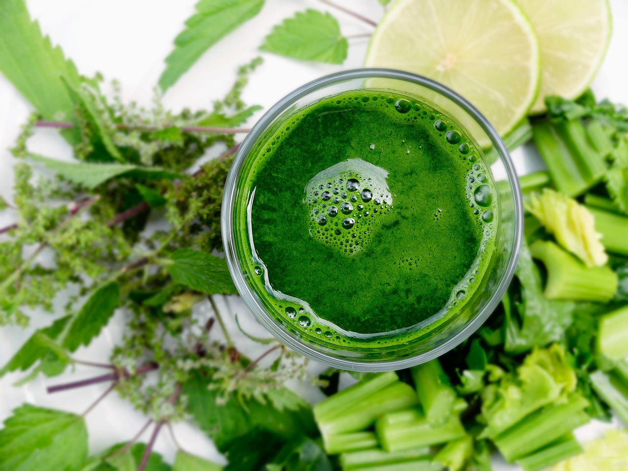 ジャンクな食生活でも野菜ジュースは効果的？その真相とは？